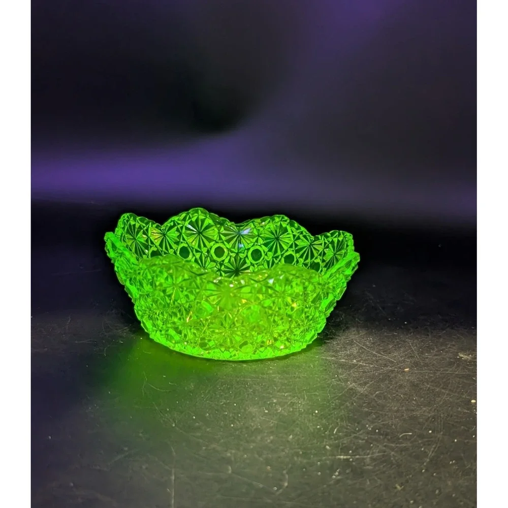 Vintage Vaseline Uranium Glass Bowl Daisy and Button Scalloped EAPG UV Reactive
